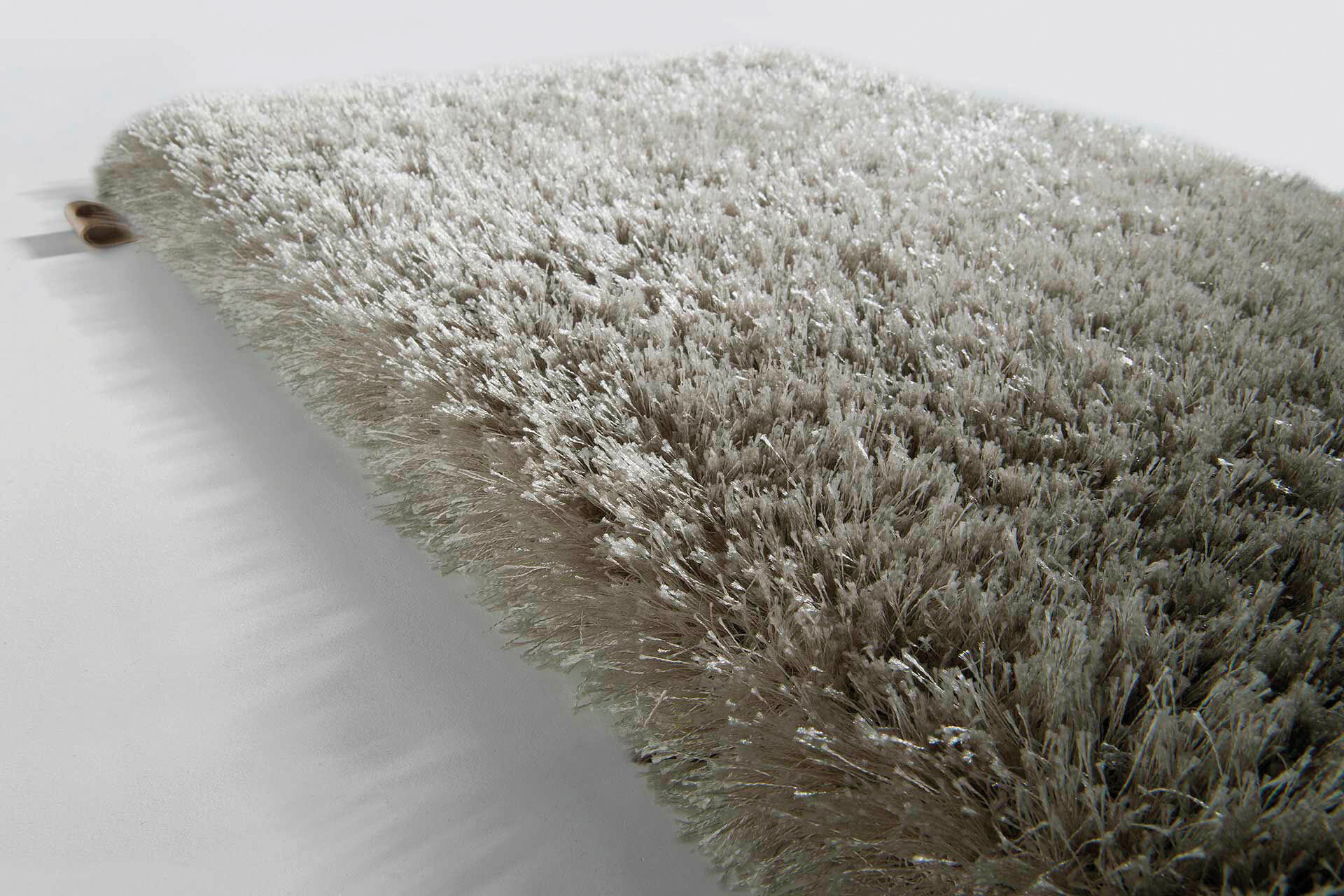 Getufteter Langhaarteppich aus 70% Polyester und 30% Wolle