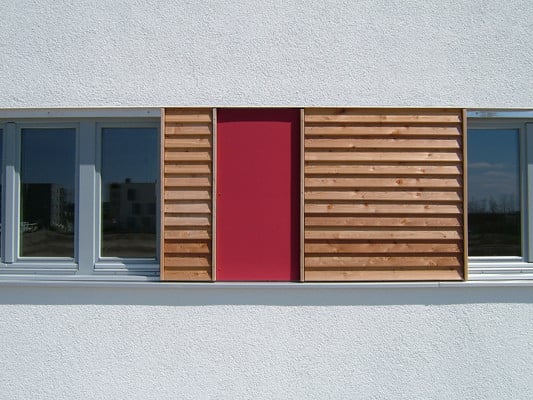 In den Fensterbändern wechseln sich offene und geschlossene Elemente so ab, wie es der indibiduell gestaltete Grundriss erfordert