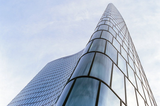 Bürogebäude mit auffällig geschwungener Fassade