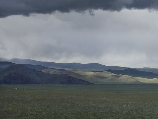 Die Mongolei ist ein dünn besiedeltes Land mit Steppen-, Hochgebirgs- und Wüstenanteilen