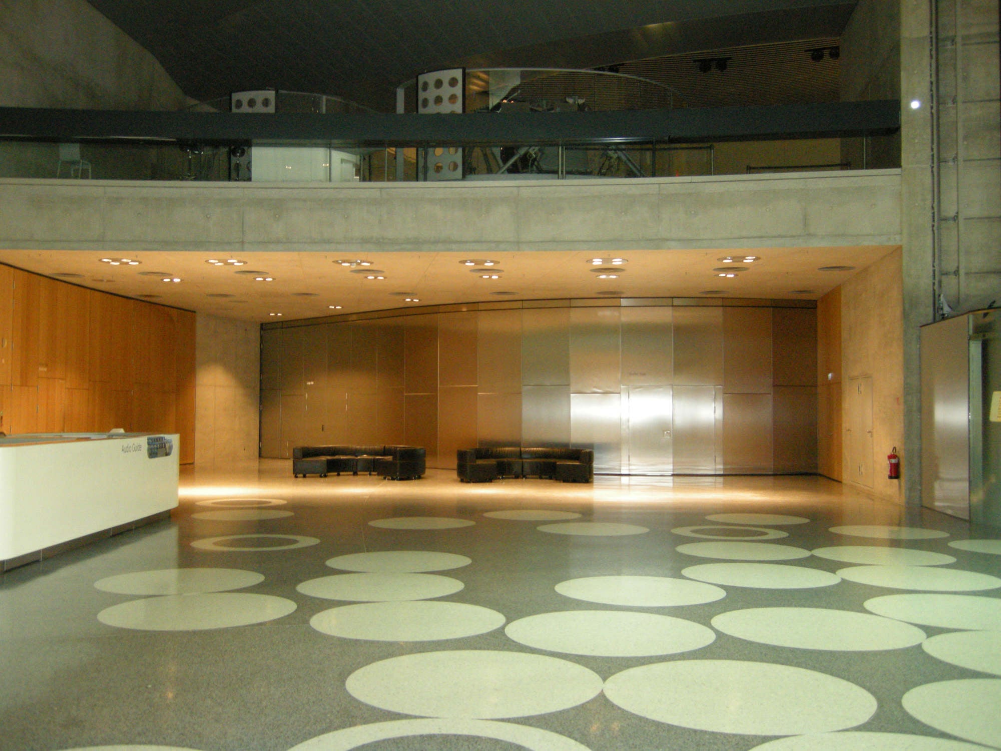 Gestalteter Zementestrich im Mercedes-Benz Museum in Stuttgart