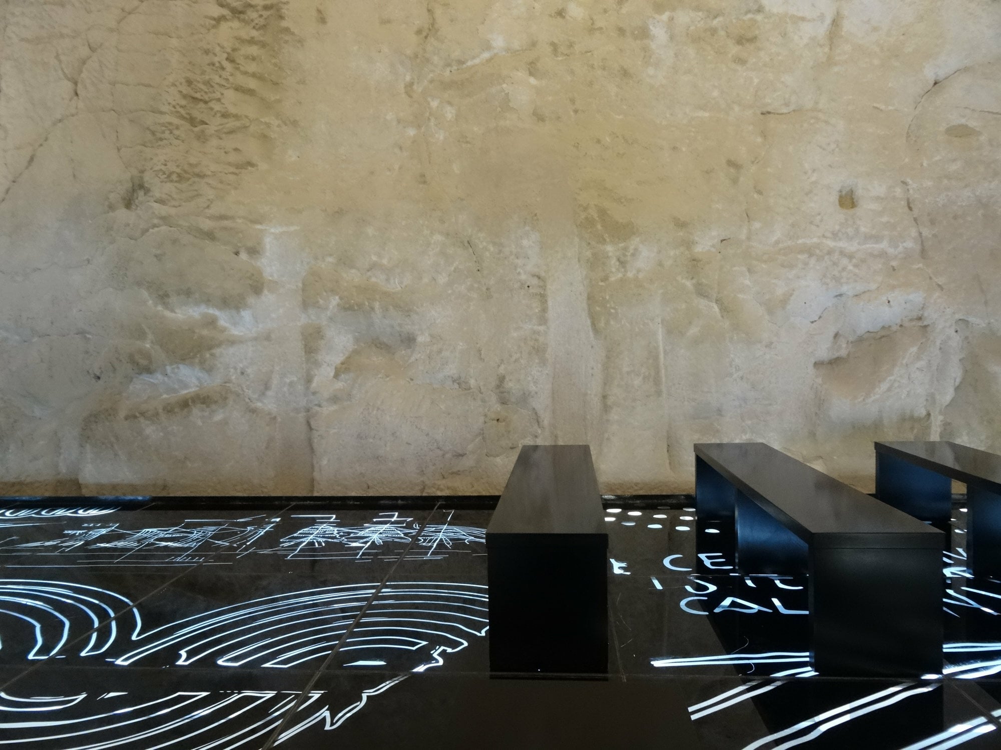 Doppelboden mit integrierter Beleuchtung in einer Ausstellung.