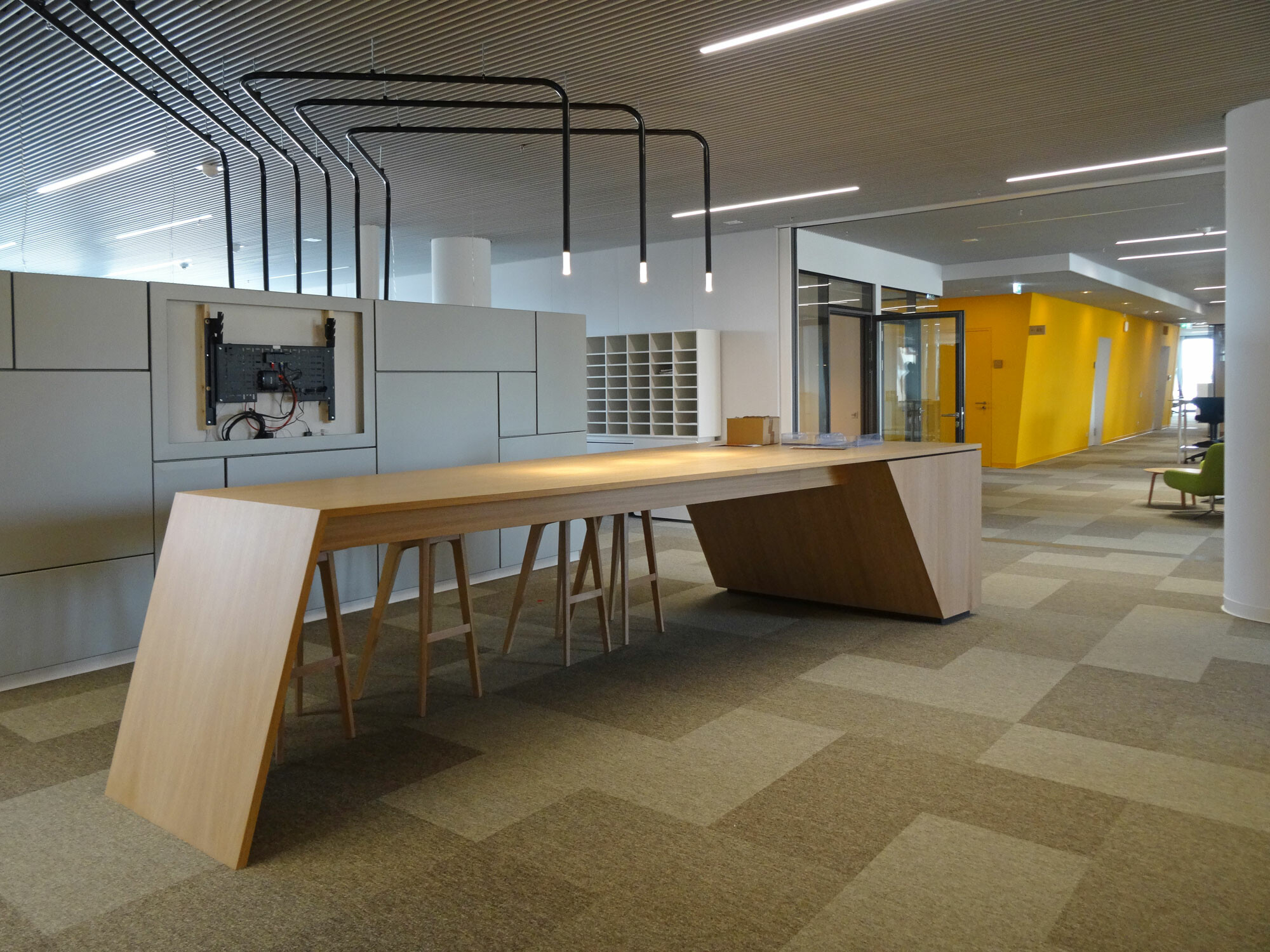 Beispiel gewerblicher Bereich (commercial): In Büros sollten Bodenbeläge strapazierfähig und möglichst abnutzungsresistent sein, hier die Unternehmenszentrale 50Hertz in Berlin, Architekten: LOVE architecture and urbanism, Graz und Kadawittfeldarchitektur