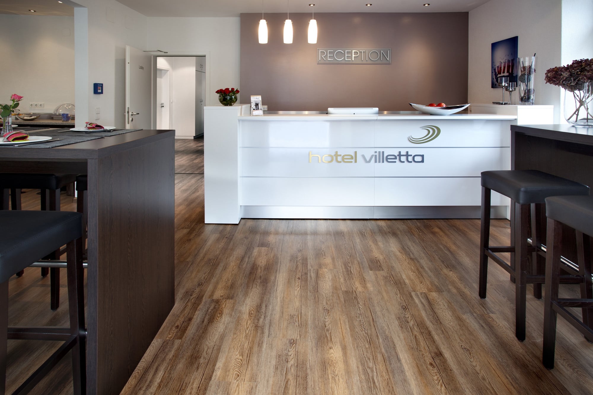 Beispiel elastischer Bodenbelag in Holzoptik