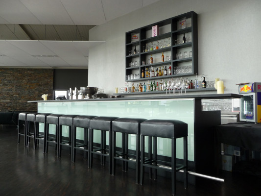 Bar im oberen Geschoss