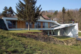 Das Wohnhaus schmiegt sich an die Topografie