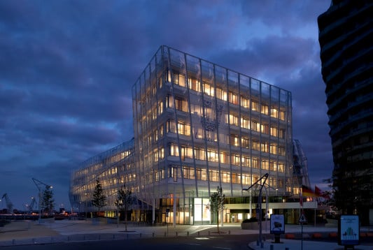 Bei Nacht zeigt das Gebäude unterschiedliche Grade an Transparenz