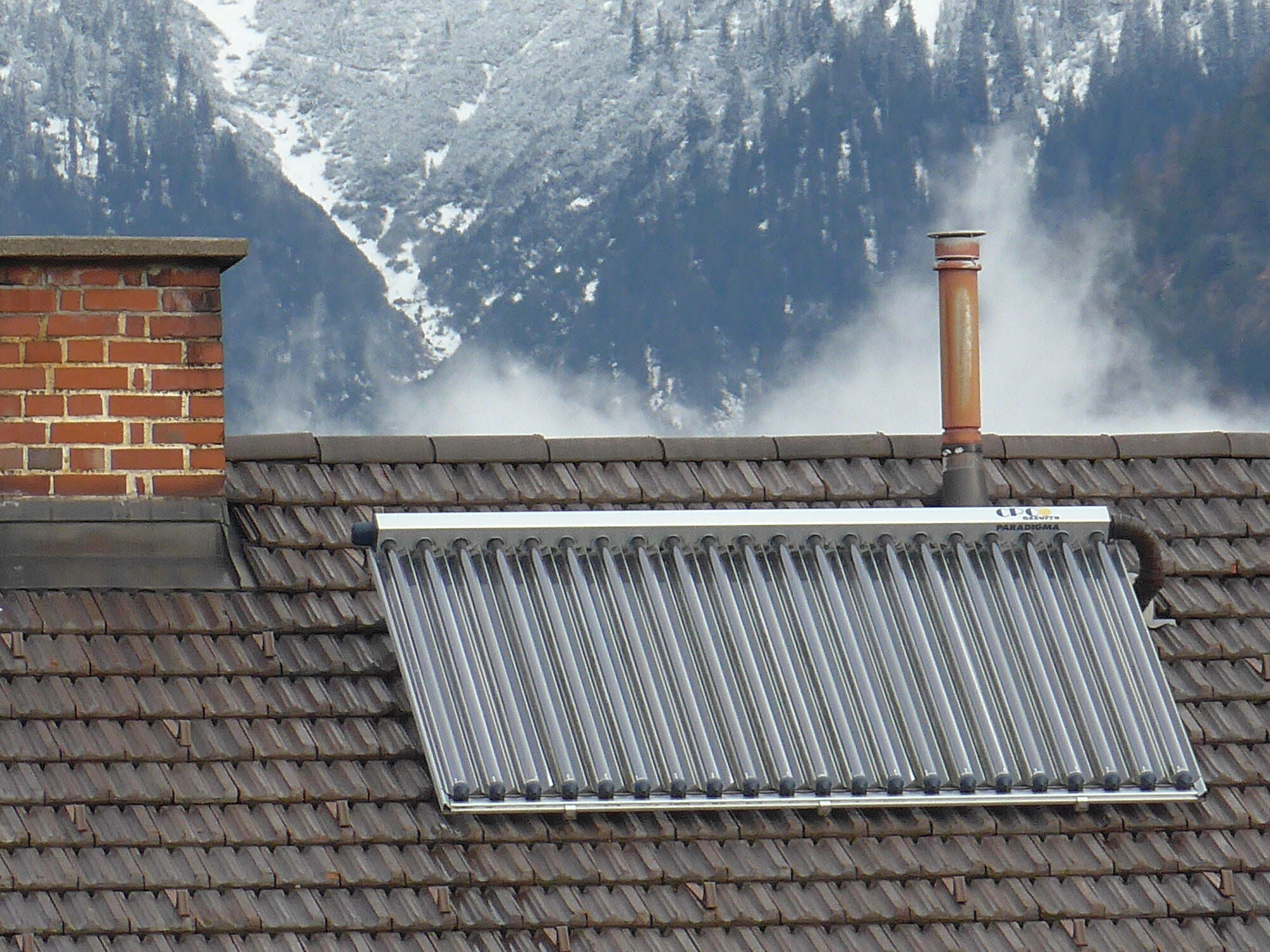 Zur Reduzierung der Wärmeverluste ist der Absorber in eine evakuierte Glasröhre eingebaut