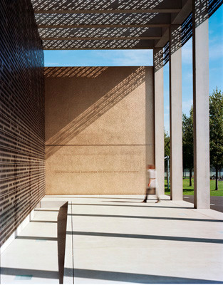 Halle goldene Wand