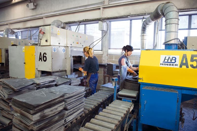 Den letzten Schliff erhält der Schiefer beim sog. Zurichten. Hier erhält der Schiefer seine endgültige Form, die Löcher werden eingestanzt und die Schieferplatten nach Größe sortiert