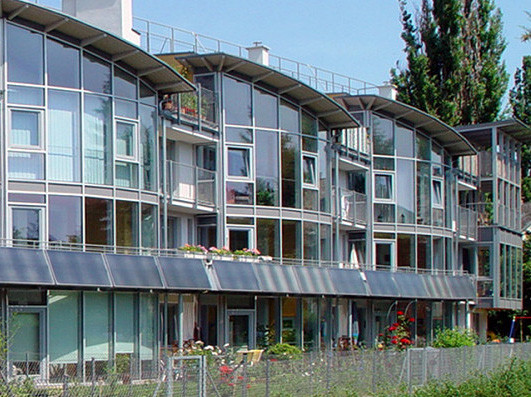 Fassadenintegrierter Wintergarten in einer Wohnhauszeile