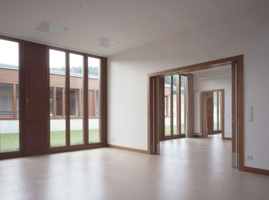 Durchgehende Linoleumböden zwischen Klassenzimmer und Tagesstättenräumen