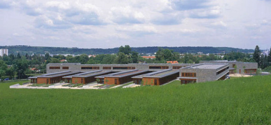 Fünf Gebäudeflügel weisen in die Landschaft