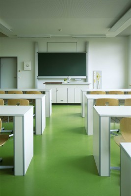 Grüner Linoleumboden in den Klassenräumen