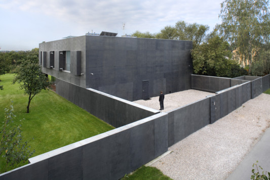 Öffnet sich das Wohnhaus zum Garten, fahren die seitlichen Wände bis zur Außenmauer und bilden dort einen Innenhof