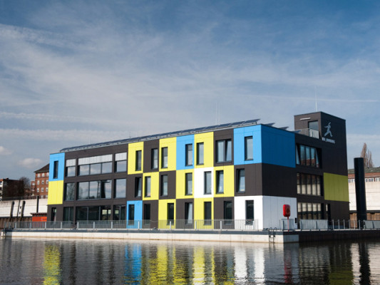 Das klimaneutrale Ausstellungsgebäude schwimmt auf der Elbe im Hamburger Stadtteil Veddel