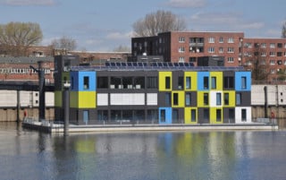 Südansicht:Solarthermie und Photovoltaik auf dem Dach tragen zur Nullenergiebilanz des Gebäudes bei