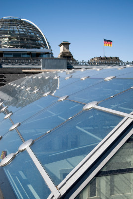 Außenansicht des Daches, m Hintergrund ist die Kuppel des Deutschen Bundestages zu erkennen