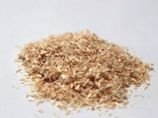 Als Ausgangsstoff dienen unbehandelte Späne aus der Holzverarbeitung.