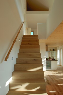 Offene Küche, Essbereich und Treppe zum OG