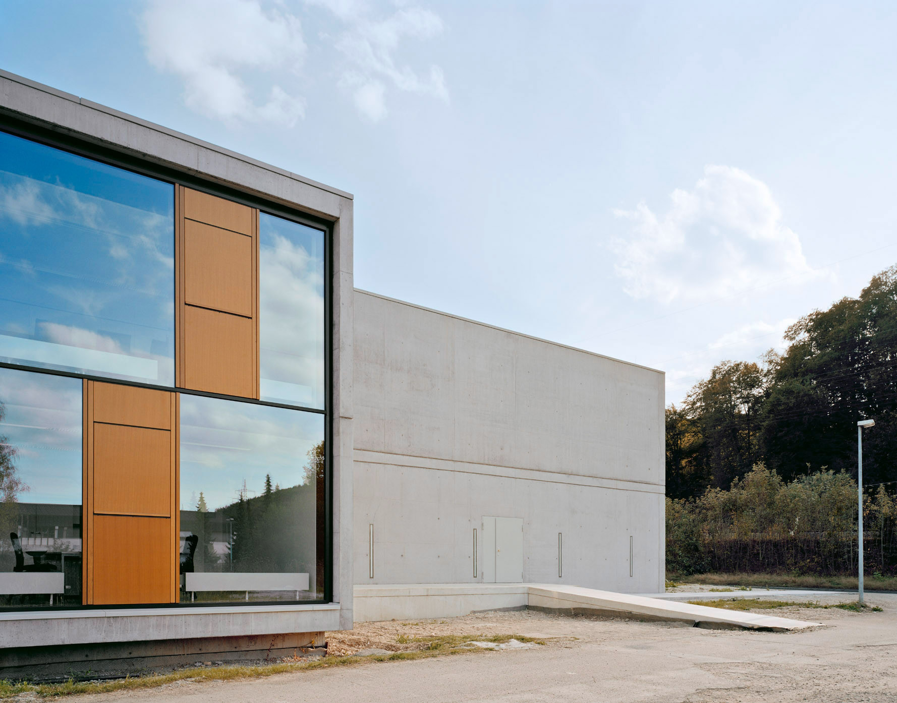 Die Fassade des vorderen Bauteils ist eine Pfosten-Riegel-Konstruktion in Holz