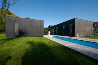 Terrasse nach Westen mit langgestrecktem Pool