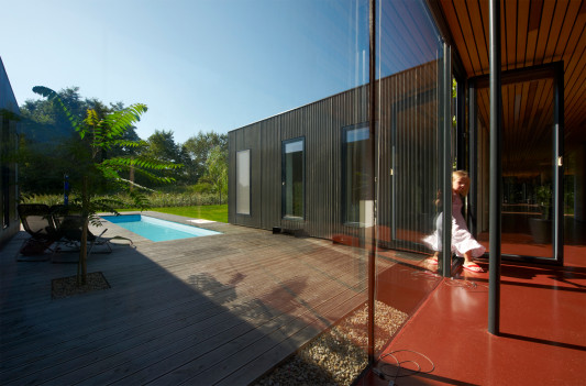 Die Terrasse ist geschützt vor Wind und Einblicken
