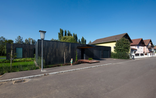 Straßenansicht mit Garagen