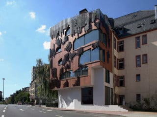 Das Minihaus auf seinem schmalen Grundstück