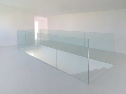 Im Inneren ist alles weiß, hier die Treppe zum Wohnzimmer im Eingangsbereich