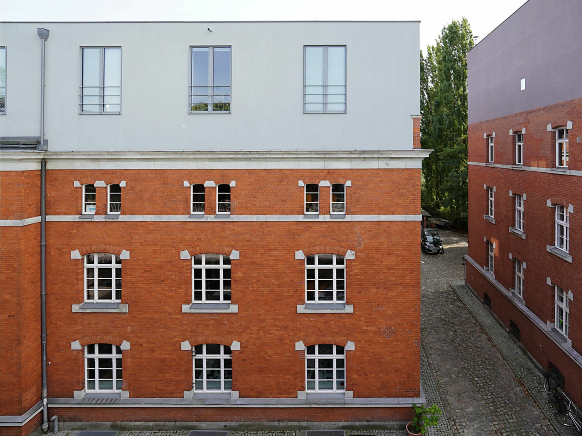 Aufstockung des denkmalgeschützten Gebäudeensembles der ehemaligen Heeresschneiderei in Berlin Moabit.