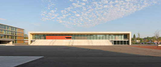 Sporthalle mit vorgelagerter Freitreppe