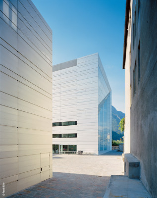 Links das Atelierhaus, hinten das Museum