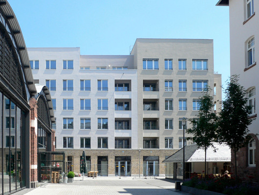 Zum Stadtraum hin haben die Wohnungen Loggien