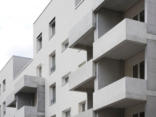 Balkone gliedern die hofseitige Fassade