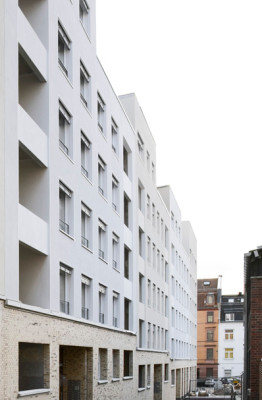 Fassade entlang des neu entstandenen Fußwegs