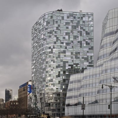 Ein glitzerndes Glasmosaik überzieht die Süd- und Westfassade des 23-geschossigen Wohnturms