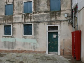 Mikroorganismen siedeln sich an, wenn die Fassadenoberfläche dauerhaft feucht ist, wie hier an einem Haus in Vendig.