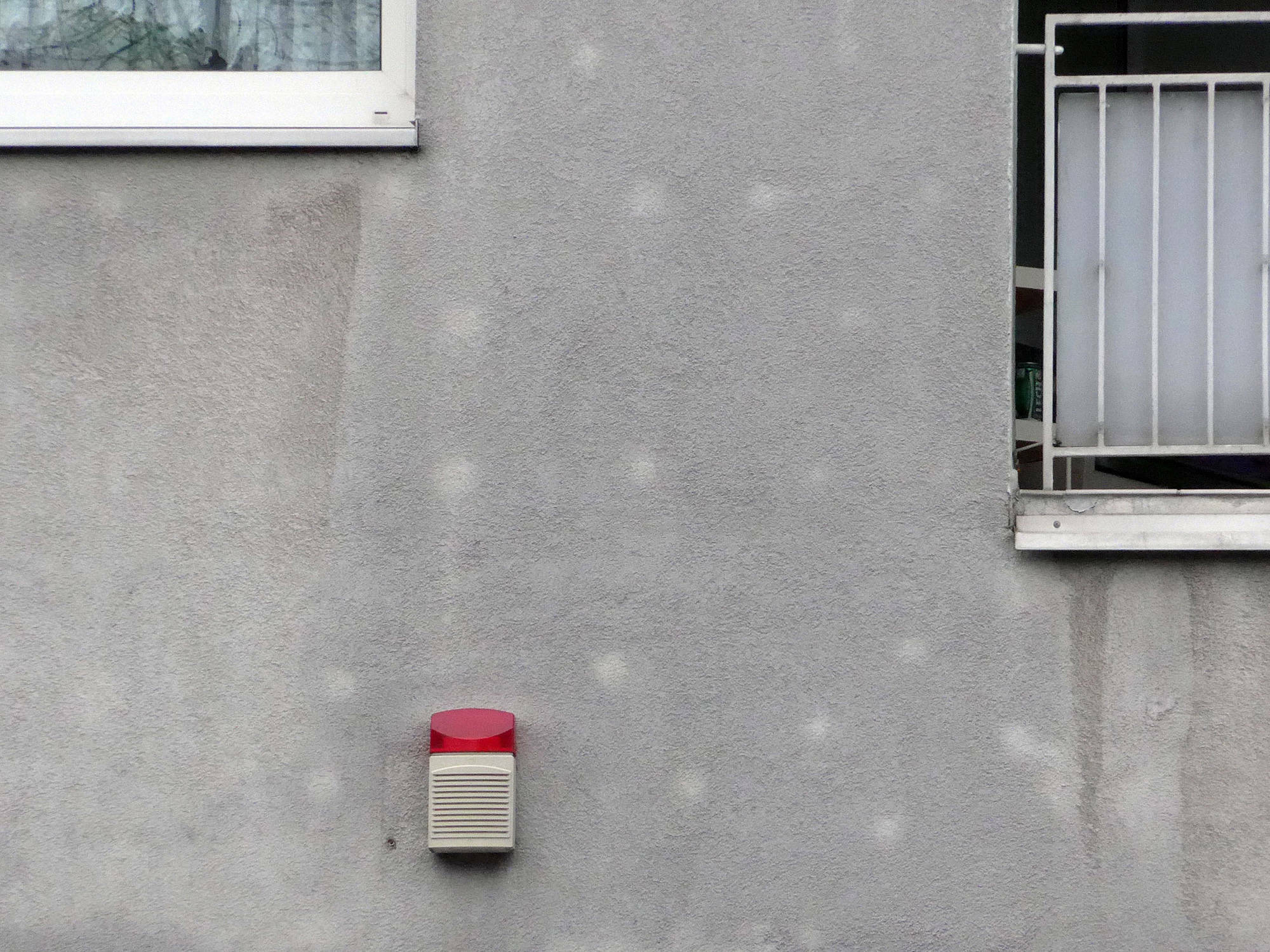 Sich abzeichnende Dübel an einer Fassade mit Wärmedämmverbundsystem