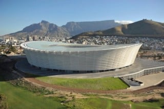 Das leicht transparente, geschwungene Stadion steht auf einem Plateau