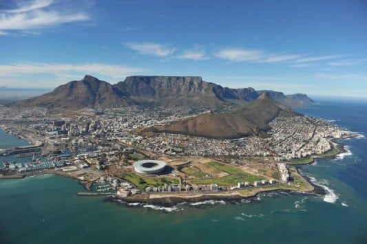 Das Stadtbild von Kapstadt ist bestimmt durch den Tafelberg, den Signal Hill und den Atlantischen Ozean