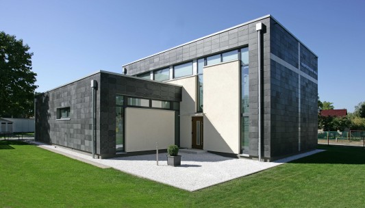 Nordfassade des kleinen Volumens und die Ostfassade des Kirchenraums