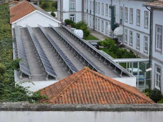 Durch die Aufständerung von Photovoltaikmodulen lassen sich Flachdächer im Bestand sinnvoll nutzen.