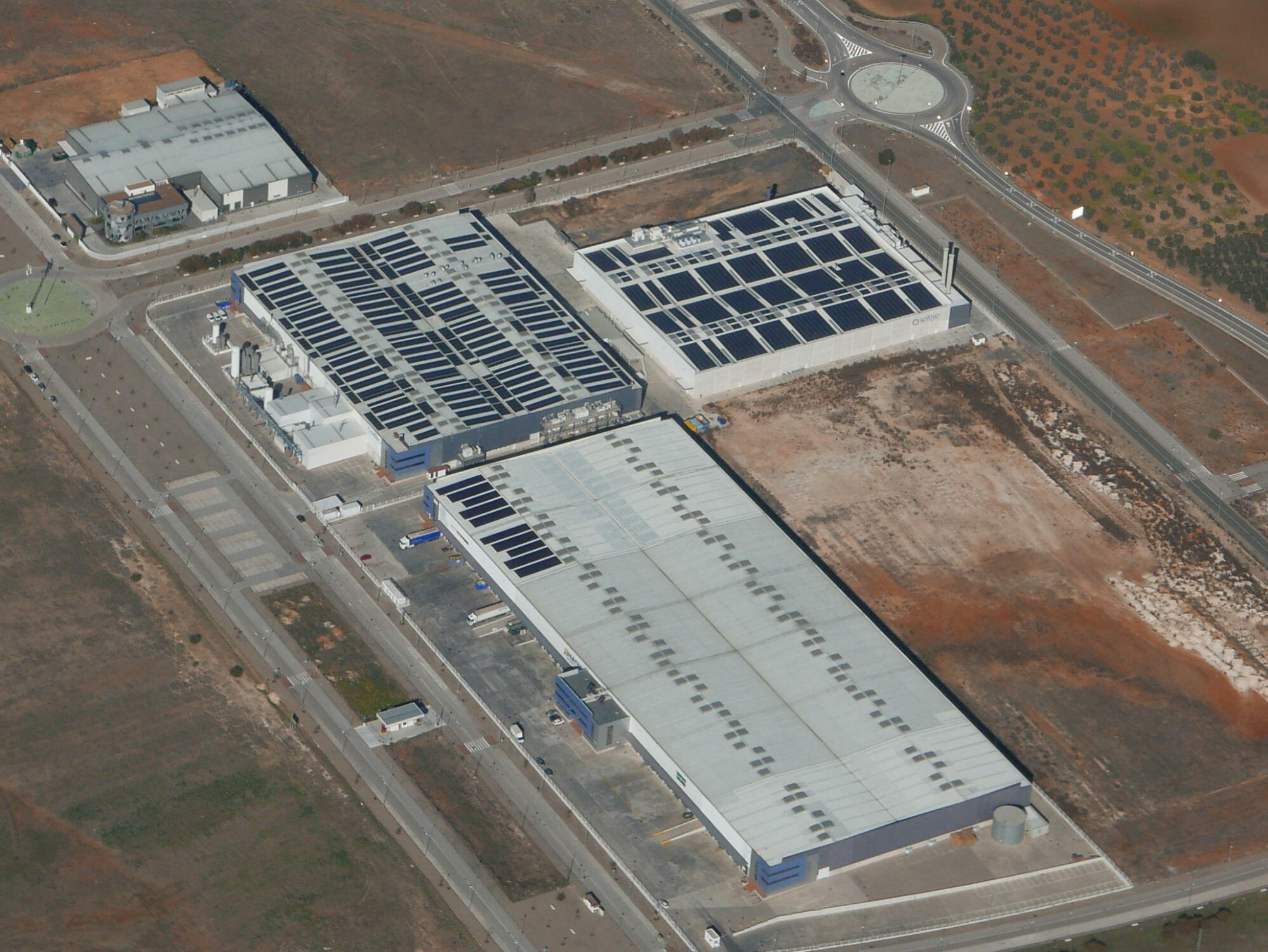 Großflächige Dächer von Gewerbebauten sind prädestiniert für die solare Energiegewinnung.