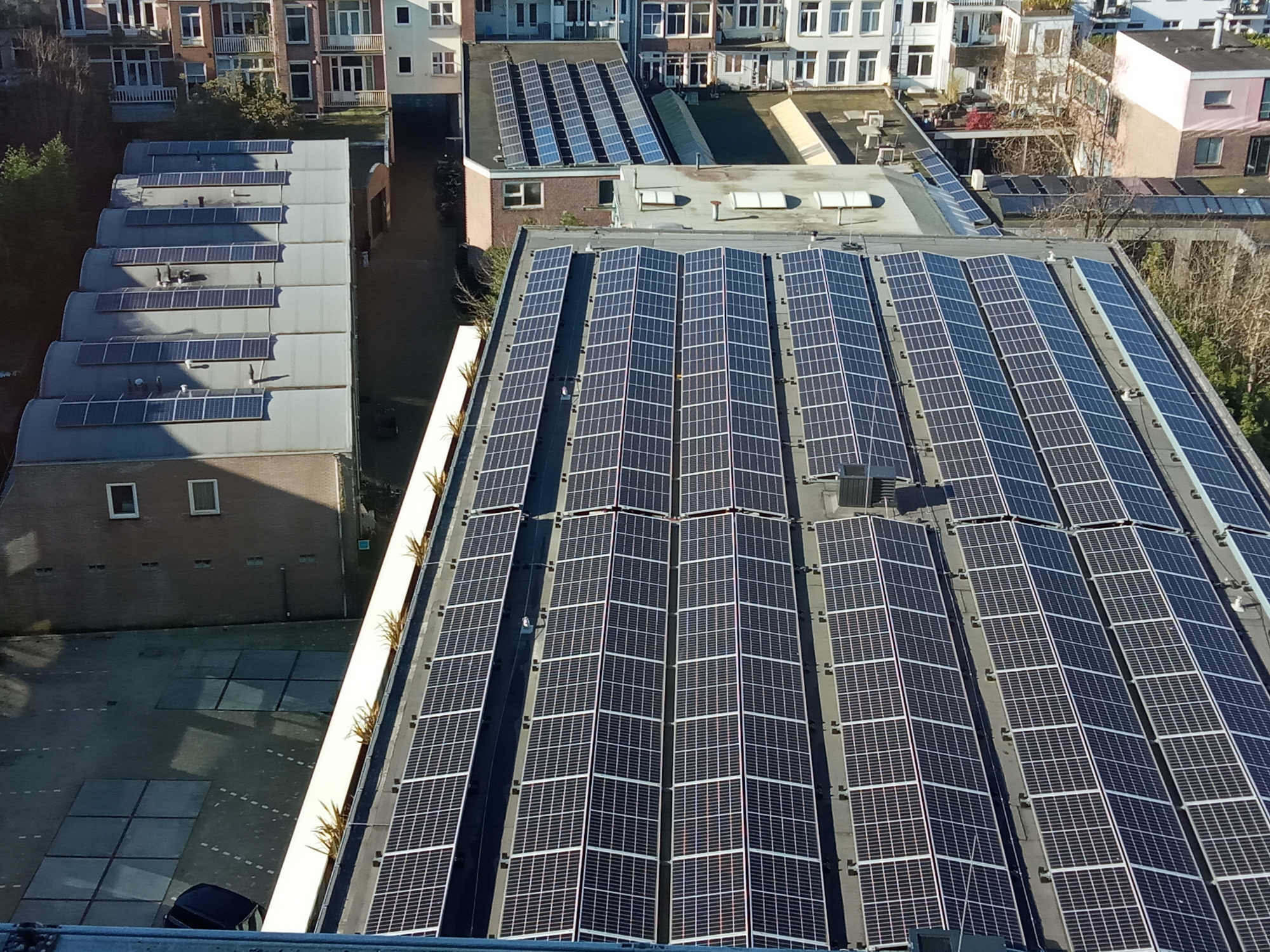 Die Nutzung von Bestandsdächern zur solaren Energiegewinnung ist ressourcensparend, da sie ist nicht mit einer zusätzlichen Bodenversiegelung verbunden ist.