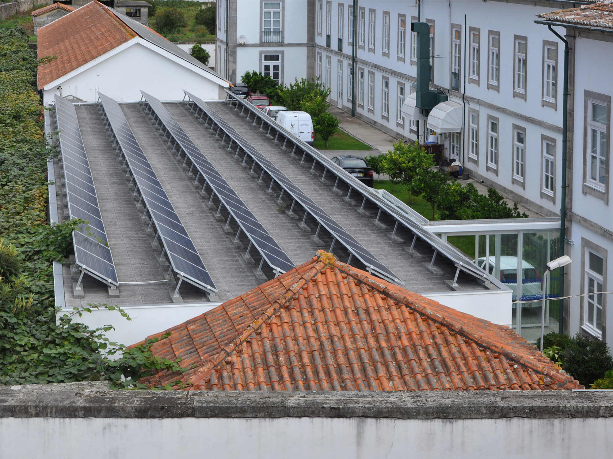 Durch die Aufständerung von Photovoltaikmodulen lassen sich Flachdächer im Bestand sinnvoll nutzen.
