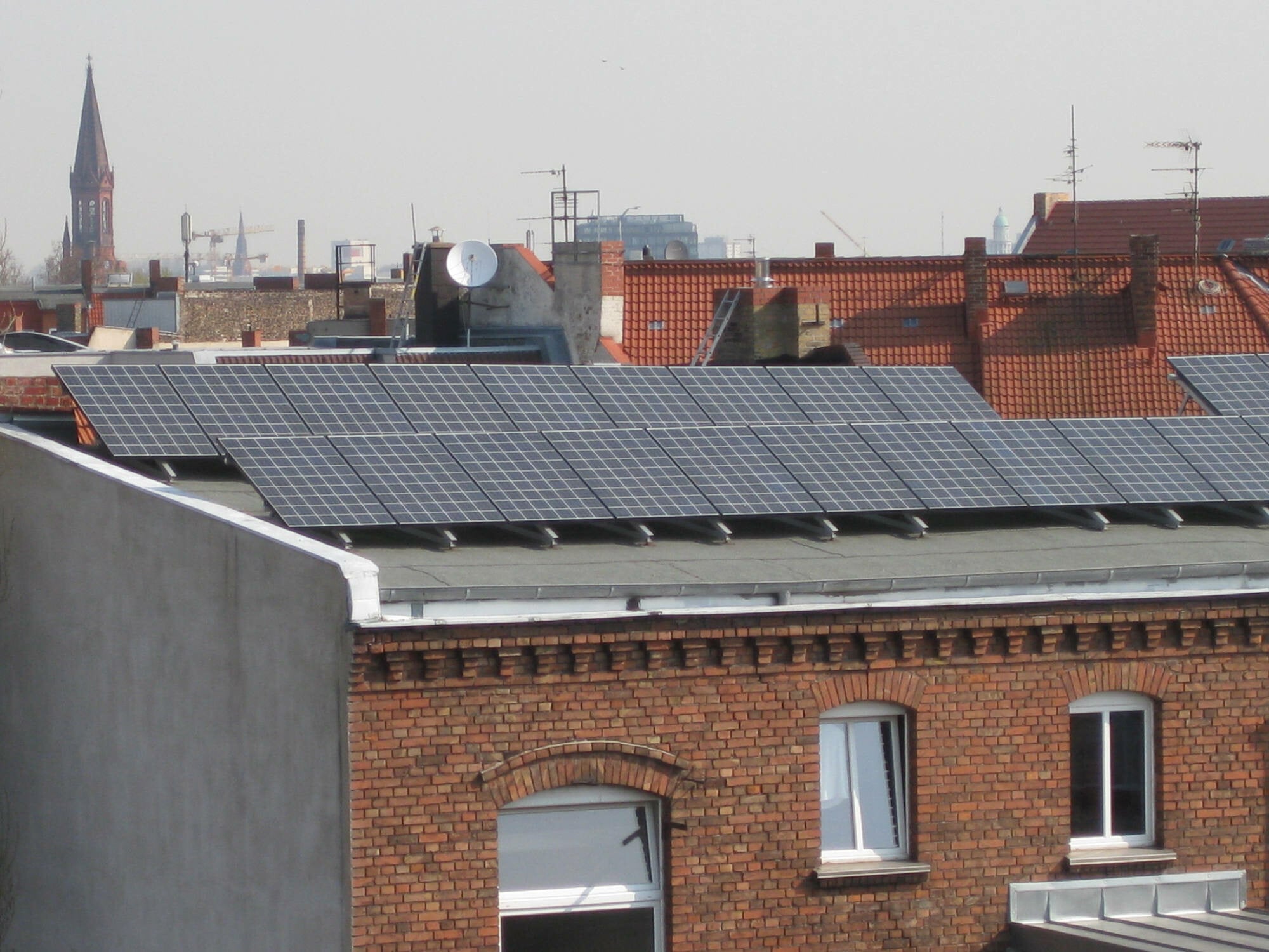 Flachdächer im Bestand können nach statischer Prüfung mit Anlagen zur solaren Energiegewinnung ausgestattet werden.