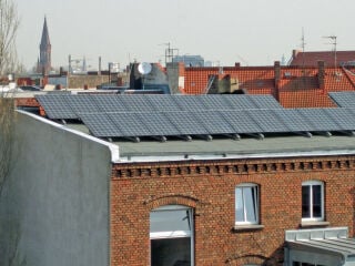 Mit Photovoltaik-Modulen wird die Strahlungsenergie des Sonnenlichts direkt in elektrische Energie bzw. in Solarstrom umgewandelt.