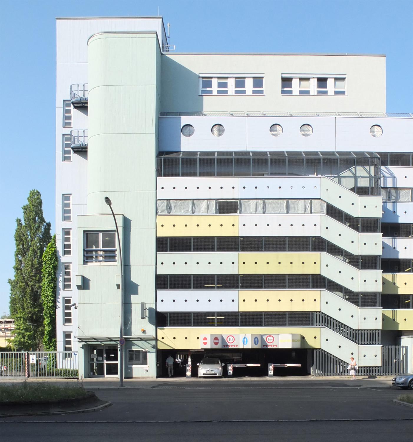 Am häufigsten werden befahrbare Flachdächer als nicht belüftete Konstruktion mit Ortbetonbelag ausgebildet. Sie haben sich in der Praxis bewährt und weisen bei handwerklich korrekter Ausführung eine jahrzehntelange wartungsarme Funktionsfähigkeit auf (im Bild: Parkhaus in Berlin).