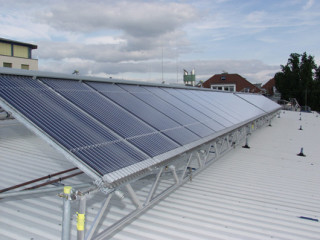 Solarthermische Kollektoren können Kälteanlagen antreiben, die im Sommer Gebäude kühlen und klimatisieren